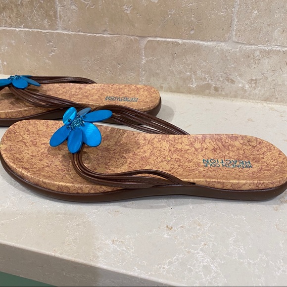 Kenneth Cole Flower Thong Sandals Used 